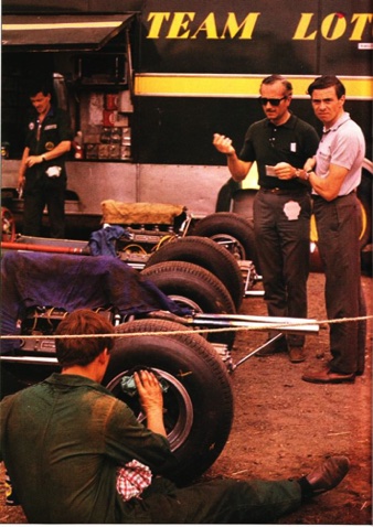 Jim et Colin dans le parc des coureur devant le camion atelier du Team Lotus
